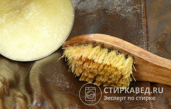 Кожаный материал требует периодической обработки специальными составами, содержащими жир или глицерин